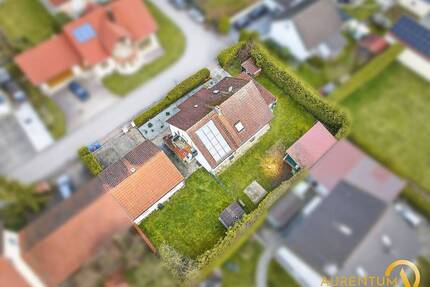 Flexibles Zweifamilienhaus mit großem Grundstück und Nebengebäude in ruhiger Lage von Biburg