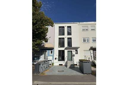 Haus zum Mieten in Freiburg im Breisgau 3.250,00 € 160 m²