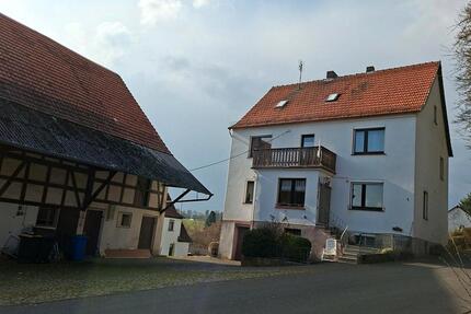 Bauernhaus mit Scheune, Nebengebäuden, Hof u. Gartenflächen - Wohratal
