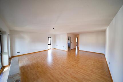 Zentrum Balingen, helle 2,5 Zimmer Wohnung mit EBK, Balkon und TG