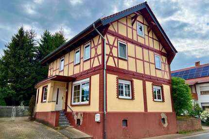 Haus zum Kaufen in Wehretal- Vierbach 120.000,00 € 130 m²