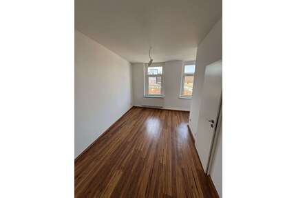 Wohnung zum Mieten in Halle 300,00 € 19.78 m²