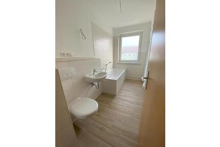 FAMILIENZUWACHS? Sanierte 4-Raumwohnung mit Balkon Stellplatz & neuem Bad! - Kamenz