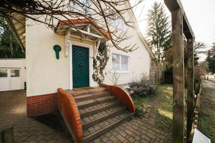 Classic 1930s architecture meets modern & potential of a separate living unit - Kleinmachnow