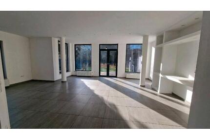 Freistehendes Haus mit riesigen Garten in Leidersbach.