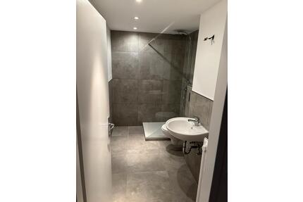 Modernes Apartment mit Balkon - frisch renoviert und möbliert - Meerbusch Necklenbroich