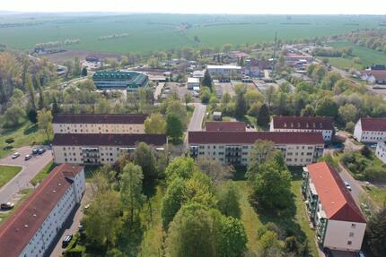 In Braunsbedra: Große und Helle 67,00qm 3-Zi. Wohnung mit Balkon, großen hellen Fenstern, Keller, Garten Mitbenutzung! Nur 1Km vom Geiseltalsee! Wohnen wo andere Urlaub machen, 200 m zum Supermarkt!