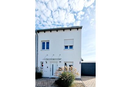 Moderne Doppelhaushälfte - 3.500,00&nbsp;EUR Kaltmiete, ca.&nbsp; 130,00&nbsp;m&sup2; in Pilsting (PLZ: 94431)