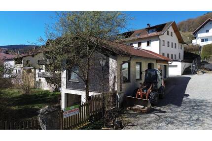 Kleines Gebäude mit großem Grundstück in zentraler Lage von Gotteszell, Provisionsfrei für Käufer