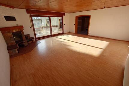 Große 4-Zimmer-Wohnung im 01. OG mit Loggia in Ludwigshafen-Rhein - Ludwigshafen am Rhein Rheingönheim