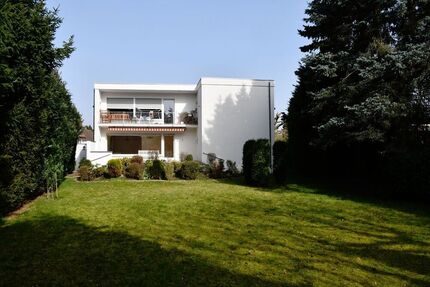 **RESERVIERT** Attraktives großzügiges Zweifamilienhaus im Bauhausstil in Darmstadt-Arheilgen