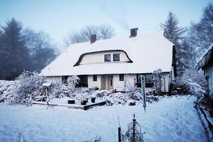 Weißes Reetdachhaus Nähe Rastede