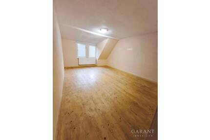 Viel Platz auf zwei Ebenen: Dachgeschoss-Wohnung mit Studio in Sulz am Neckar