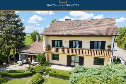 Zwei Wohnungen - ein solides Investment: Vermietetes Zweifamilienhaus mit viel Platz & Potenzial - Essenbach Ohu