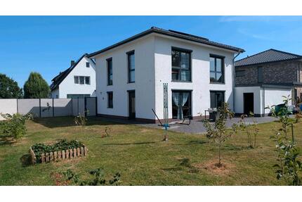Provisionsfrei: KfW-55 Stadtvilla, Smart-Home, XXL Doppelgarage - Löhne