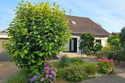 Freistehendes Einfamilienhaus mit Einliegerwohnung in Top Lage - Burscheid
