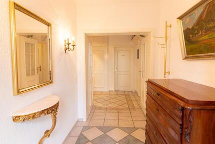 Exklusives Wohnen im Herzen von Malente – Großzügige EG-Wohnung mit Kamin, Terrasse & Carport