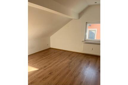 Kleine Dachgeschosswohnung in Büchenbeuren zu vermieten