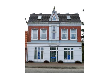 Historisches, gepflegtes Wohn- und Geschäftshaus über drei Etagen in 25709 Marne zu verkaufen.