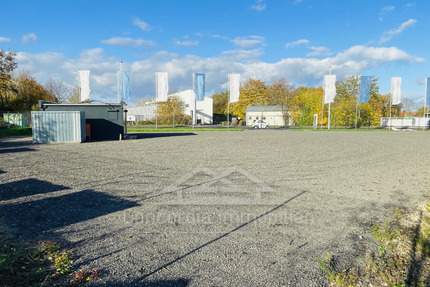 gut gelegenes Gewerbegrundstück mit geschotterter Teilfläche und Verkaufscontainer - Meißen