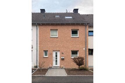 Saniertes Reihenhaus mit 5,5 Zimmern und schönem Garten in Hennef - Hennef (Sieg)