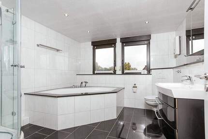 Lichtdurchflutete Maisonette mit Dachterrasse - Bergheim Thorr