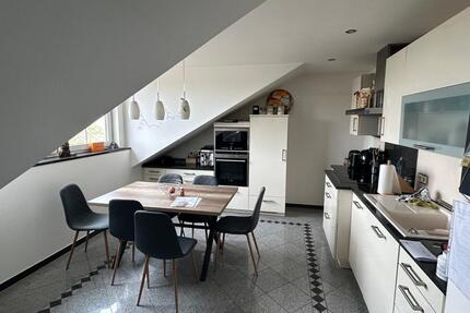 Moderne 2-Zimmer-Dachgeschosswohnung mit EBK, Klima & Stellpla - Winzer