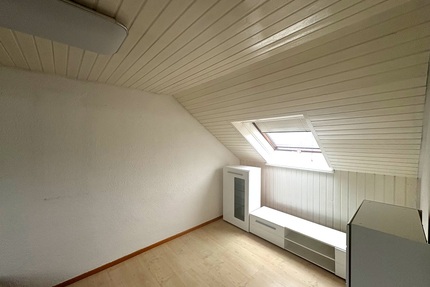 Kompakte und möblierte 2,5-Zimmer-Dachgeschosswohnung im Herzen von Altbach