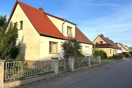 Doppelhaushälfte mit Nebengebäude in ruhiger Siedlungslage - Gräfenhainichen
