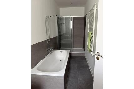 Umfassend saniert mit Balkon, Wanne und großer Dusche im Bad - Magdeburg Leipziger Straße