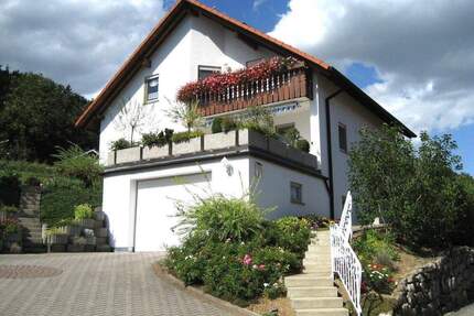 Stilvolles Einfamilienhaus mit Photovoltaik, Garage und großem Grundstück in Eggingen