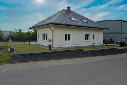 PROVISIONSFREI!! Zweifamilienhaus mit Lagerhalle - Ettringen