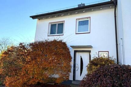 Ihr Ruhepol in Blomberg - modernisiertes Reihenendhaus mit Gartenidylle und Teich