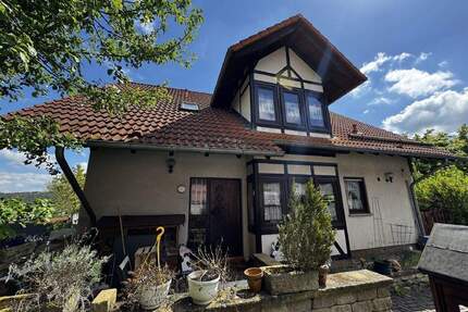 Einfamilienhaus mit Einliegerwohnung und Doppelgarage in ruhiger Lage von Naumburg!