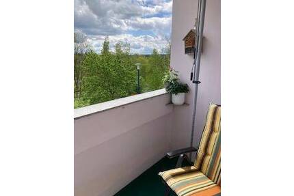 Sonnige 2-Zimmer-Wohnung mit Balkon und Einbauküche zu vermieten! - Reichenbach