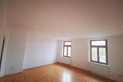 4-Zimmer-Wohnung in zentraler Lage mit Balkon & Keller - Weißenfels