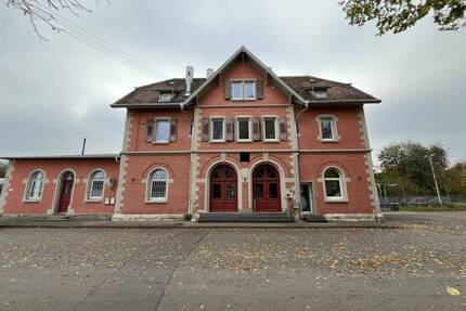 Zwangsversteigerung: Kernsaniertes Bahnhofsgebäude mit Gaststätte & Wohnungen - Sontheim an der Brenz