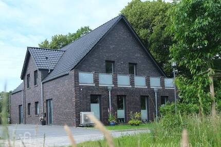 Sehr schöne, moderne Haushälfte mit überdacher Terrasse und Balkon - Leer (Ostfriesland) Heisfelde