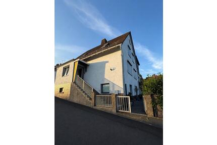 Charmantes Zweifamilienhaus mit großem Potenzial in Sackgasse - Herborn