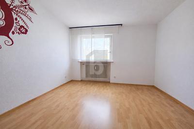 WG ZIMMER, AB SOFORT FREI - 300,00&nbsp;EUR &nbsp;pro&nbsp; Monat Kaltmiete, ca.&nbsp; 12,00&nbsp;m&sup2;&nbsp;Wohnfl&auml;che in Stuttgart Freiberg (PLZ: 70437)