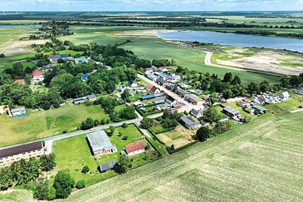 Einfamilienhaus mit Scheune und Nebengebäuden - Bentzin Zarrenthin
