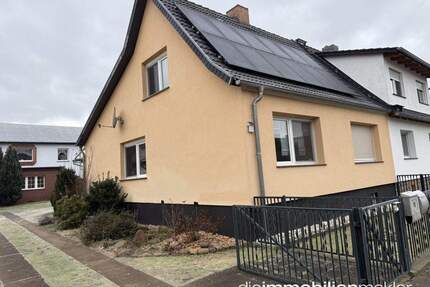 Zwei top ausgestattete und gepflegte Häuser auf großem Grundstück zu verkaufen – eines davon bereits vermietet - Neu Zauche