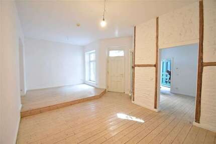 Haus zum Mieten in Düsseldorf 3.200,00 € 257.64 m²