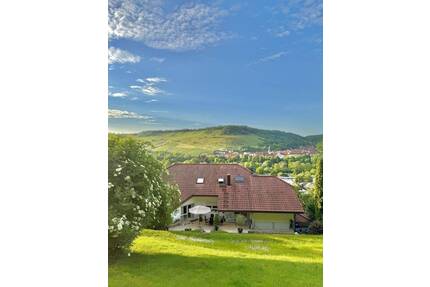 Attraktives 3-Familienhaus mit großem Garten und traumhafter Aussicht sowie Doppelgarage - Ingelfingen