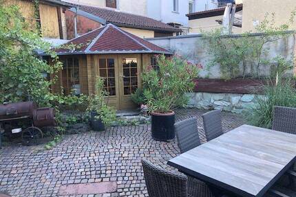 Ehemalige Hofreite mit Garage und Innenhof - Wiesbaden Rambach