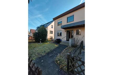 Doppelhaushälfte mit Garage, 3 Stellplätze, Terrasse & Balkon - Leonberg