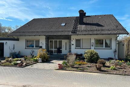 Gepflegtes Drei-Familien-Haus - 375.000,00&nbsp;EUR Kaufpreis, ca.&nbsp; 280,00&nbsp;m&sup2; in Diemelstadt (PLZ: 34474)