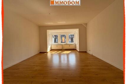 3-Zimmer-Wohnung in Zwickau-Nordvorstadt, herrschaftliches Wohnen mit großer Wohnküche, Erker und 2 Balkonen!