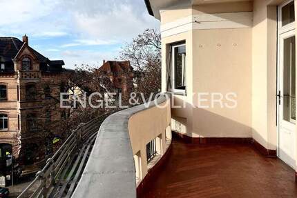 Formvollendet Wohnen in einer imposanten 8-Zimmer-Beletage mit Balkon . im denkmalgeschützten Unikat - Tübingen Innenstadt