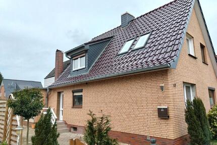Renovierte Doppelhaushälfte mit Garage in Uetersen